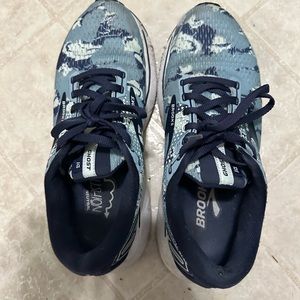 Women’s blue camo brooks size 8 used